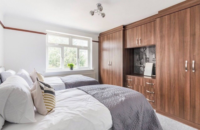 Surrey Stays - 4 bedroom house, 2 bathrooms, close to Gatwick Airport