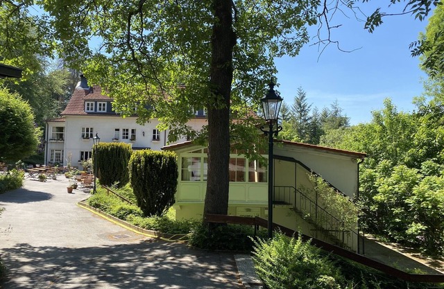 Entouré de verdure, mais au centre