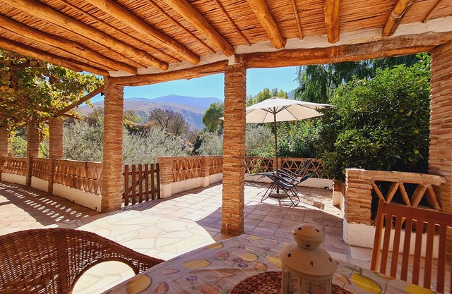 Maison troglodyte de haut standing, grand jardin privé, vues, piscine sécurisée