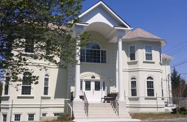 Susu's-luxurious 1200-SF 2 Bedrooms, 2 Baths, Beautiful, Sunny & spacious Apt.