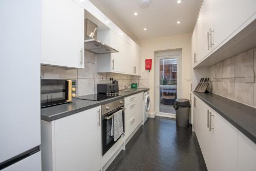 Sutton Cottage - 4BR 2Bath House Up to 9 Guests - Smart TV - Huge Bedrooms - Ideal for Contractors