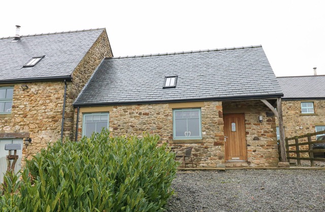 SUTTON NEWBOLD COTTAGE, romantic, with a garden in Wheatley Hill