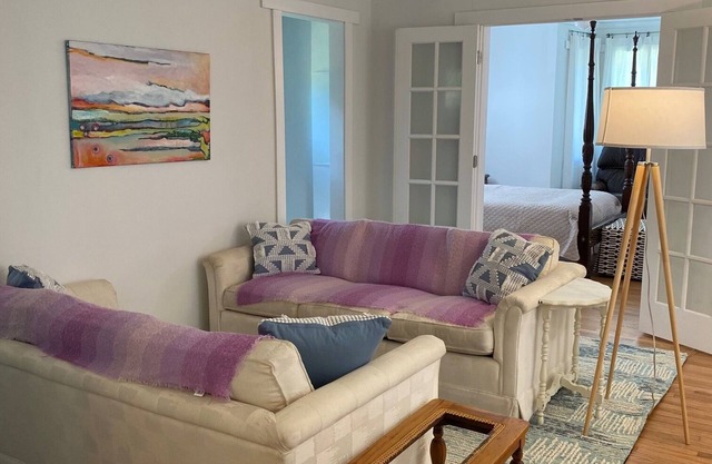 Suzy Q's Cozy Downtown Retreat