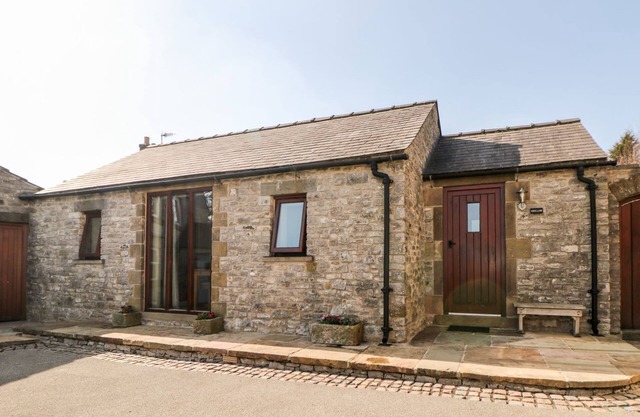 SWALLOW BARN, pet friendly, character holiday cottage in Priestcliffe