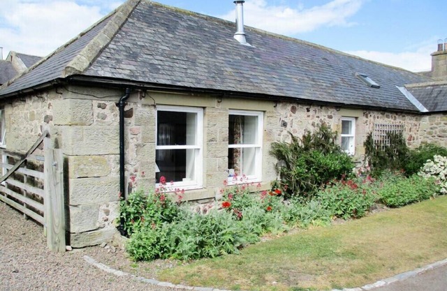 SWALLOW COTTAGE (NR POWBURN), country holiday cottage in Powburn