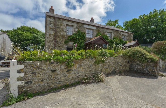 SWALLOW COTTAGE, pet friendly, with open fire in Mawgan