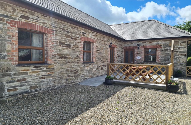 SWALLOW COTTAGE, pet friendly, avec piscine en Llanboidy, Réf 924597