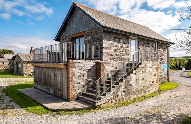 SWALLOW COTTAGE, TREWETHA FARM, pet friendly in Port Isaac