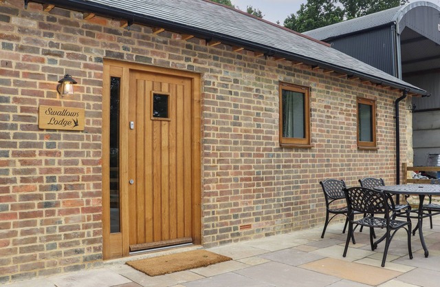 SWALLOWS LODGE, pet friendly, with open fire in Dormansland