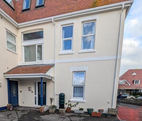 SWANAGE WELL PRESENTED 2 BEDROOM APARTMENT CLOSE to BEACH