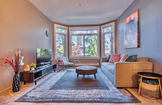 Swanky 1 Bedroom Condo with Parking & Pool!