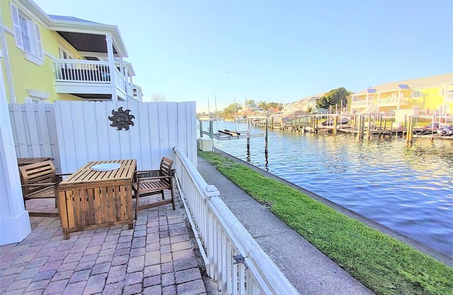 Swanky Starfish- Waterfront Condo