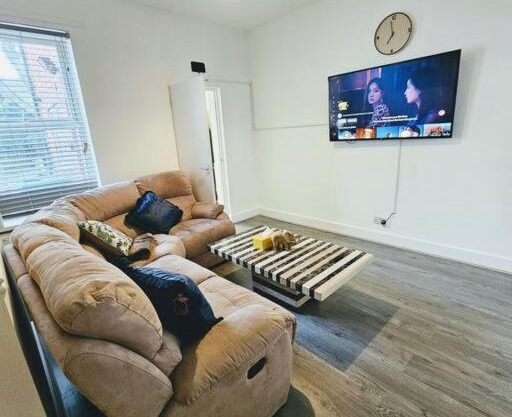 SwankyHome 4 Groups Walsall Near M6
