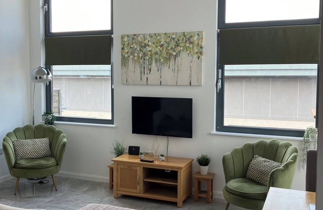 SWANSEA, JOLI APPARTEMENT AU 4E ÉTAGE À LOUER AVEC VUE