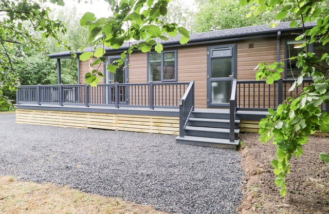 SWARDALE, pet friendly, with hot tub in Cartmel