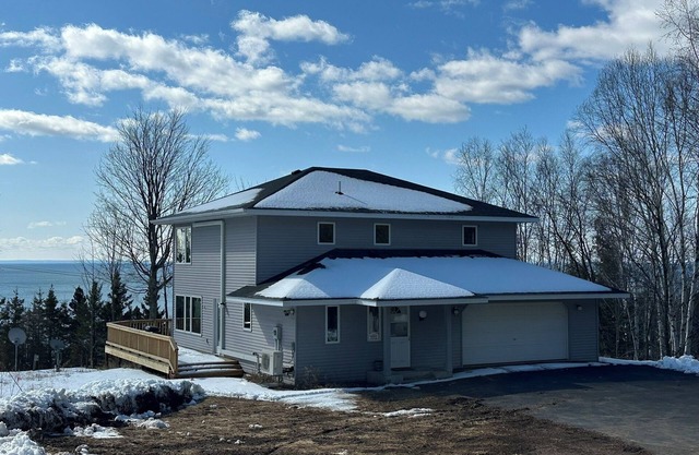 Sweeping lake views-5 min drive to Gooseberry-10 min to Two Harbors-3 bedrooms