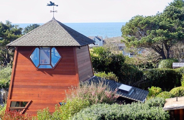 Vue imprenable sur l'océan nichée dans un jardin privé exquis
