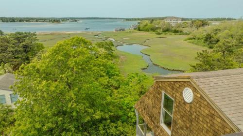 Sweeping Views Minutes to Beach