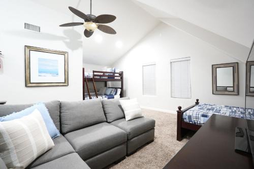 Sweet 4 bedroom, 3 bath plus Loft Bedroom, Pool Home