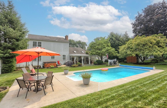 Sweet Backyard Oasis! Just minutes from Hershey Park and attractions!