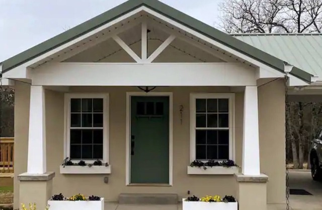 "Sweet Caroline" Lovely, quaint cottage.