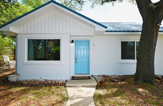 Sweet Cottage with Beach Access