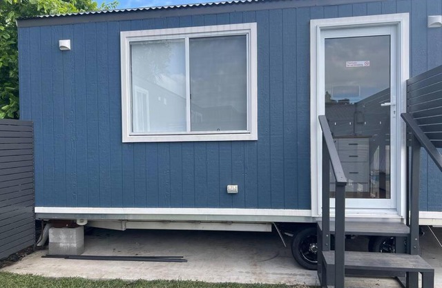 Sweet Cute blue tiny home with Pool and 2 minute drive to the beach