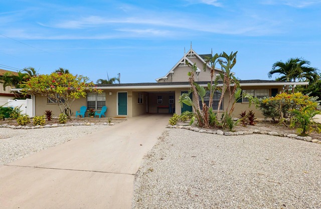 Sweet duplex with WiFi, central AC, & gas grill - close to beach