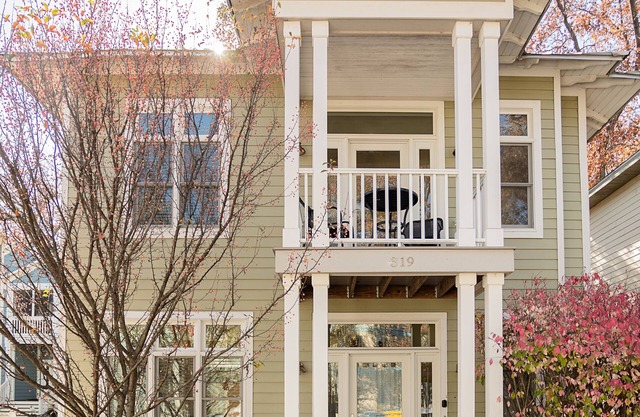 Sweet Inn Coach House near beautiful beach on Lake Michigan in Beachwalk