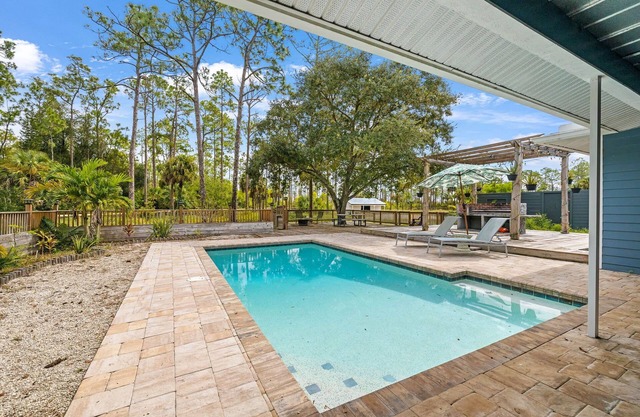 SWFL Winter Retreat! HUGE Pool 25min to the beach!