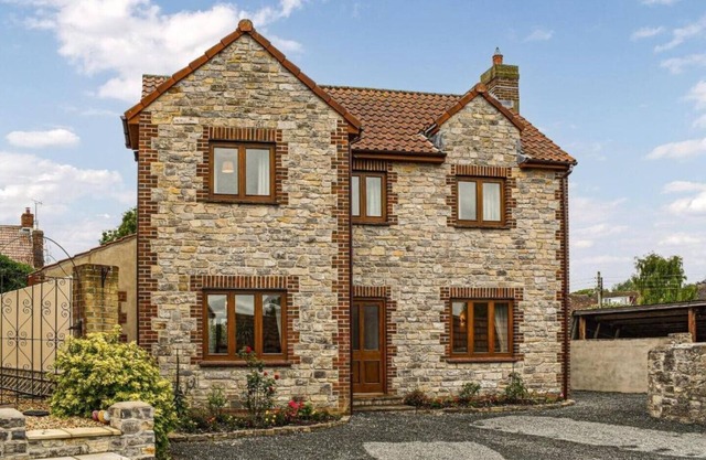 Swift Cottage, dog friendly, walk onto the Somerset Levels and find RSPB sites