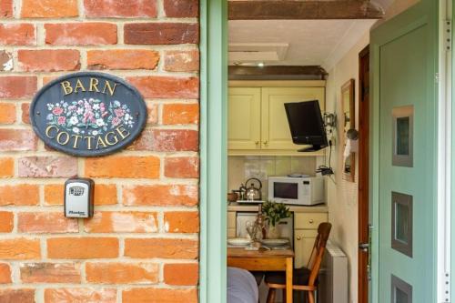 Swift Host - Studio - Barn Cottage - Garden - Parking