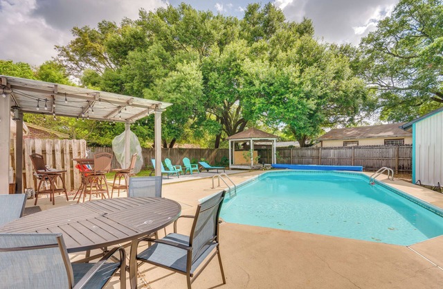 Swim, Golf & Relax: Family-Friendly Pensacola Gem