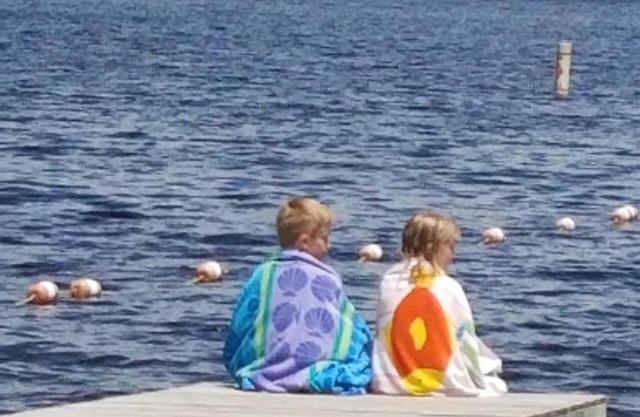 Natation, kayak, jeux de pelouse. Marchez jusqu'à la crème glacée. Théâtre en direct, feux de cheminée!