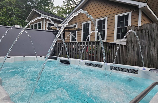Close 2 Downtown, Beltline,& Walk2 Shops/Restaurants, Sleeps16, 2bathrm jacuzzis