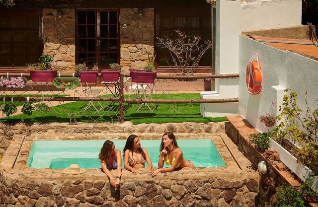 Sauna, jardin de 80 m2, 5 chambres avec salle de bain complète, cave, salle à manger-cuisine