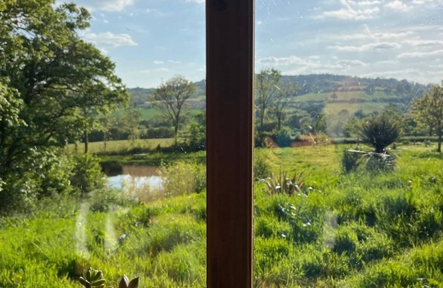 Swimming lake coast close cosy self contained hobbit house amazing walks &views,