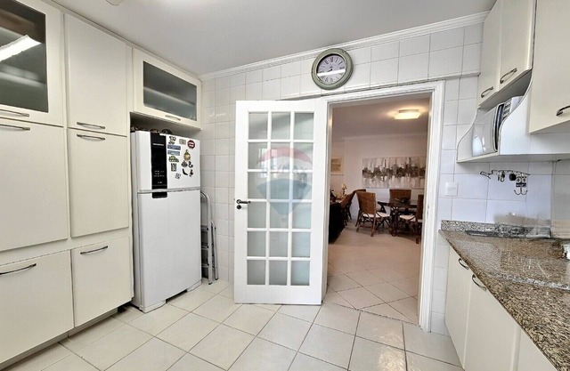Swimming pool 3 bedrooms 1 suite 2 parking spaces Air conditioning Balcony Sea view