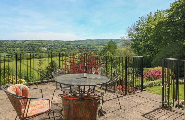 SWN Y COED, pet friendly, character holiday cottage in Llanrwst