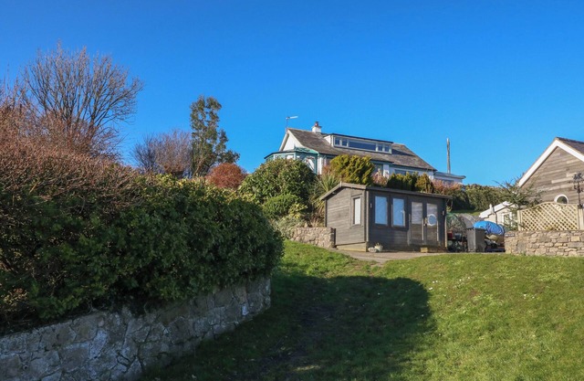 SWN Y WYLAN, pet friendly, character holiday cottage in Benllech