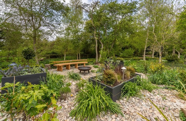 Un chalet contemporain de quatre chambres situé à quelques pas de la plage de Holme. La maison a un jardin magique de presque un acre avec des zones de pelouse, un «bois secret» et une maison de théâtre pour enfants. Le logement est élégant.