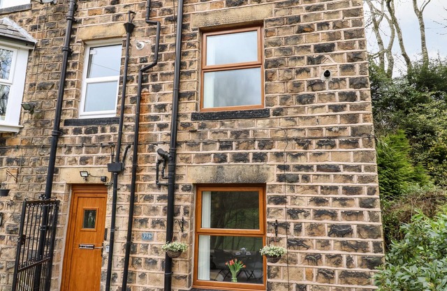 SYCAMORE COTTAGE, pet friendly, with a garden in Dobcross, Oldham