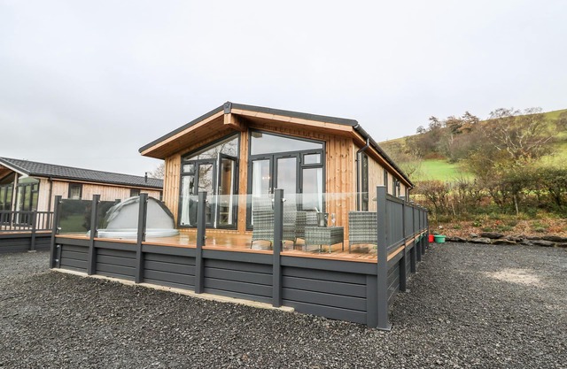 SYCAMORE LODGE, romantic, luxury holiday cottage in Llangurig