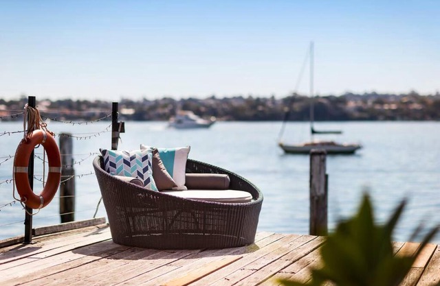 Sydney Harbourfront Boathouse and Studio Escape