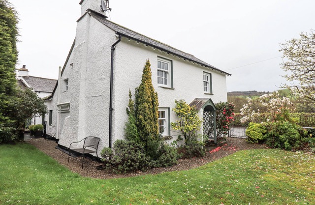 SYKE COTTAGE, with open fire in Hawkshead