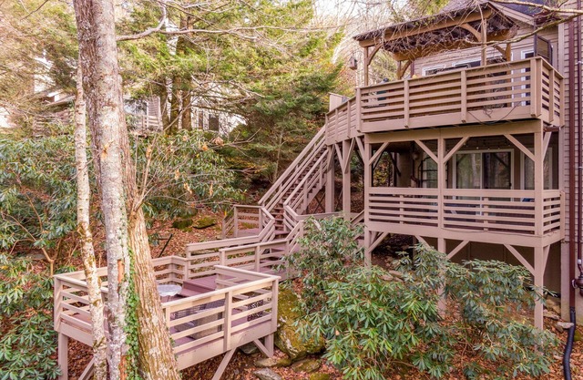 Sylvan Falls - Luxury Townhome by a creek & waterfall with Yonahlossee resort access!
