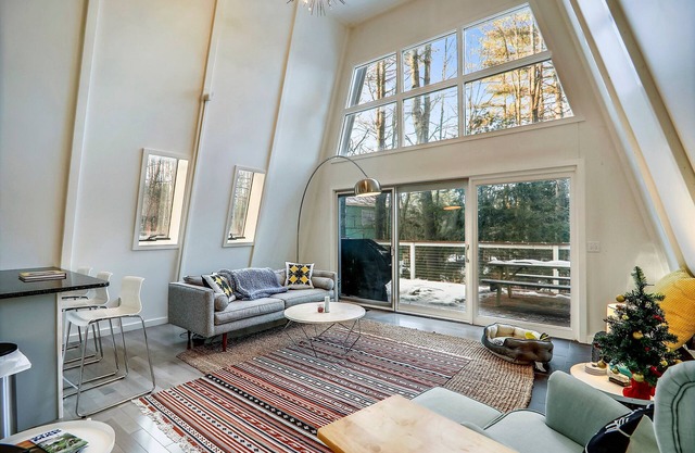 Cabine A-frame moderne nichée dans les bois