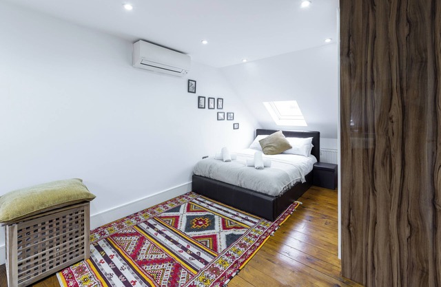 Symphony of Style | Pvt Courtyard | 6 Bed | Ilford