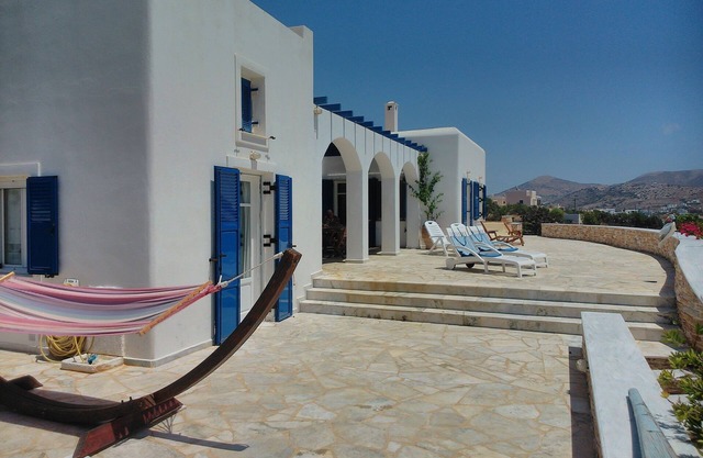 Syros: VILLA ANNITA, A PROXIMITE DE LA MER AVEC VUE EXTRAORDINAIRE