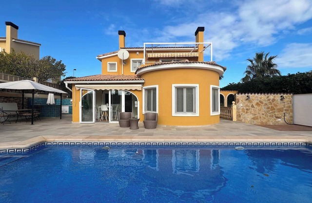 T-0624 Villa fantastique avec piscine et jardin privés